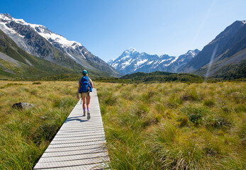 Blanke vrouw die wandelt in de Hooker-vallei die leidt naar Aoraki Mount Cook in Nieuw-Zeeland
