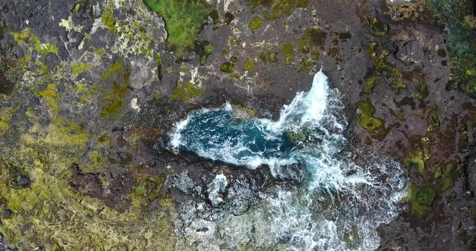 vue a&eacute;rienne d'un trou volcanique sur l'ile de UA HUKA dans l'archipel des marquises en polyn&eacute;sie francaise 