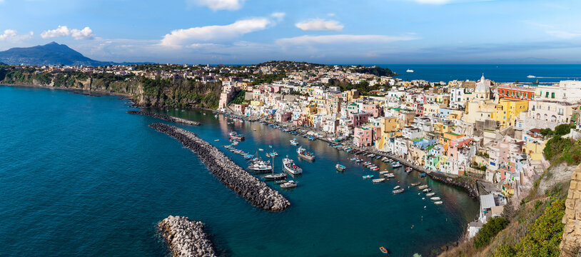 Panorama Blick auf das Fischerdorf Corricella auf der Insel Procida, Italien.