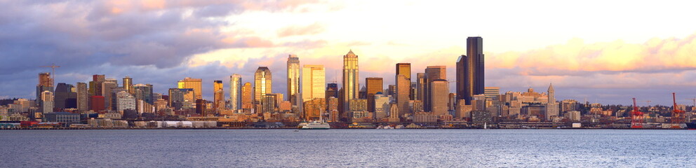 Naklejka premium Seattle Skyline Sunset Panorama view from Alki Beach, Washington State-USA