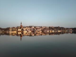 Flensburg und Spiegelbild an der Förde