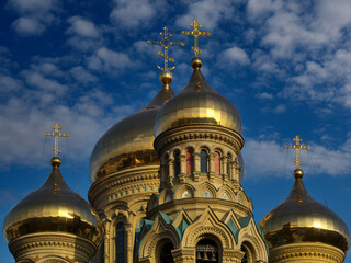 Fototapeta na wymiar Close-up, Golden domes of the Orthodox Cathedral. Orthodox church. Easter.