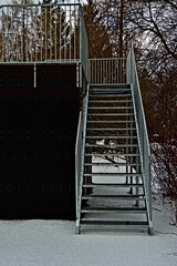 Ażurowe , stalowe schody , ocynkowane w parku zimą na śniegu . - obrazy, fototapety, plakaty