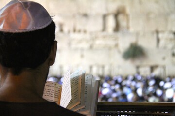 Fototapeta premium jewish man in western wall jerusalem