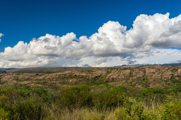 Macizo montañoso. Alta montaña en Córdoba. Paisaje panorámico de las montañas