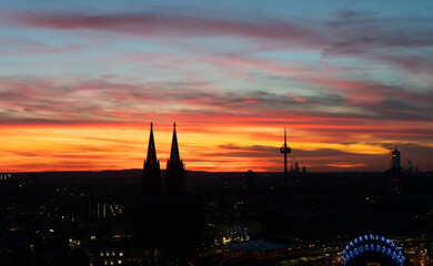 Fototapeta premium sunset over the city cathedral of cologne