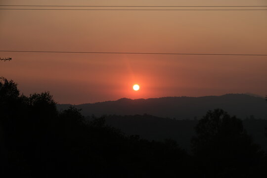 the sun goes down the mountain. Images of sunset are beautiful.