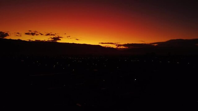 Atardecer Naranja en una ciudad de Sudam&eacute;rica con monta&ntilde;as al fondo. Concepto de ciudades, paisajes. (Huancayo, Per&uacute;)