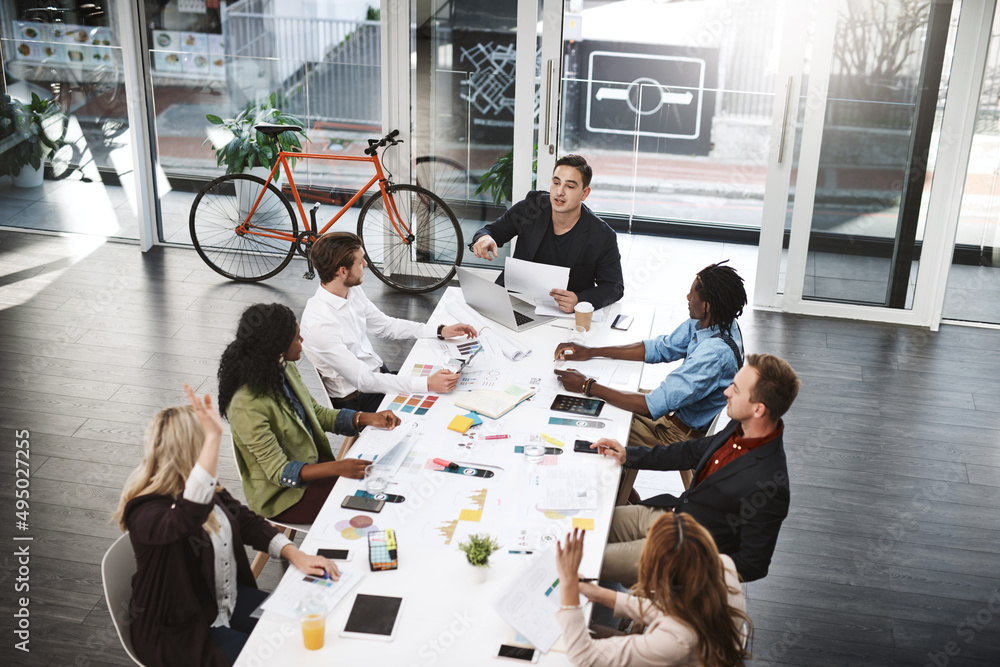 Aufkleber assigning a task to each team member. shot of a group of businesspeople having a meeting in a boardr