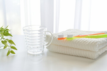 歯ブラシ　タオル　白いカーテン
