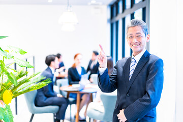 笑顔で働く高齢のビジネスパーソン