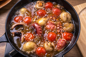 タコとマッシュルームのアヒージョの調理