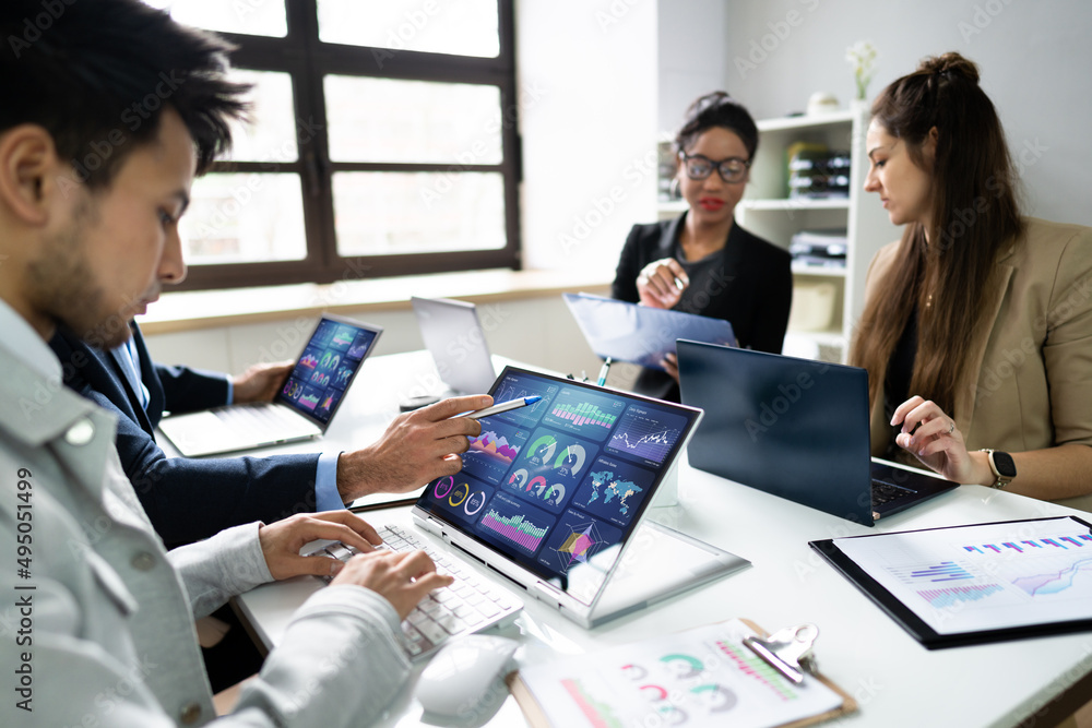 Poster side view of businesspeople examining graph on computer