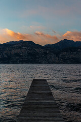 Fototapeta na wymiar Passeggiata al tramonto lungo le sponde del Lago di Garda