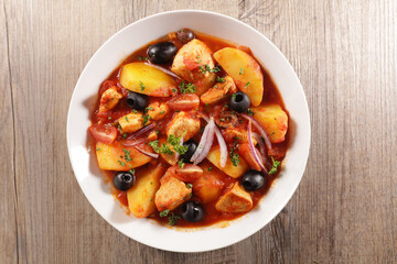 potato and chicken with tomato sauce