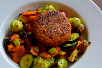 Bratling mit Gemüse - Rosenkohl, Möhren, Zucchini, Pilzen, vegetarisches Gemüsegericht, Nahaufnahme