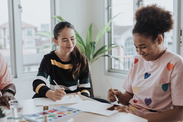 Obraz premium Group of students learning art lesson in classroom. Kids learning drawing lesson with friends. Education concept.