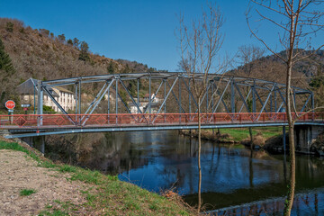 passerelle au dessus de la rivière Sioule à Chateauneuf les Bains Puy de Dome