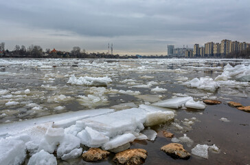 The beginning of ice drift on the river at the end of March.