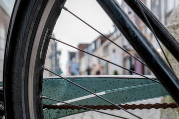 durch das Rad eines Fahrrades ist eine verschwommene Altstadt Straße zu sehen
