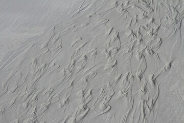 traces graphiques sur le sable à marée basse 
