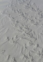 traces graphiques sur le sable à marée basse