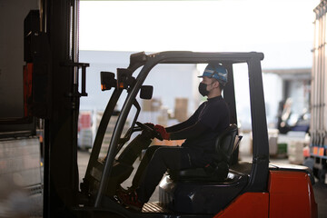 フォークリフトを運転する男性 © hakase420