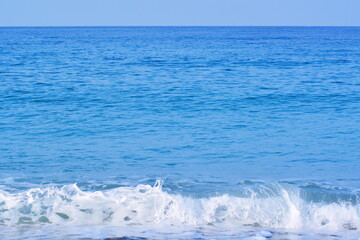 Seascape blue wallpaper - beach with white foam of surf, blue waves of water, horizon and sky