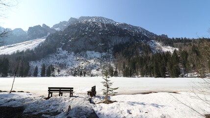 Waldweg vorbei an Flüssen der zu einem See mit Bergen führt