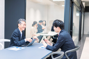 Fototapeta premium ミーティングをする上司と部下