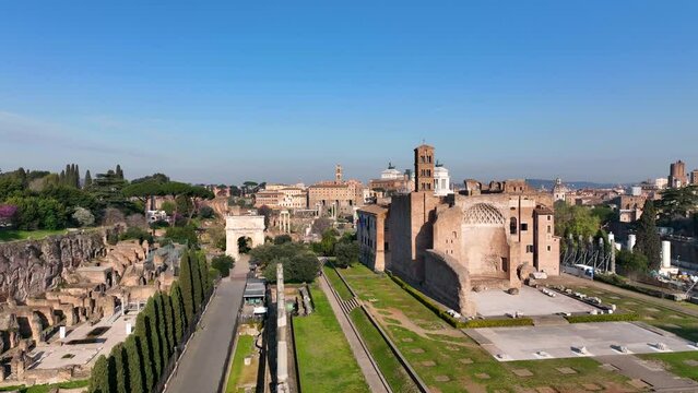 Il Tempio di Venere e Roma e il Colosseo a Roma.
Il Foro Romano.