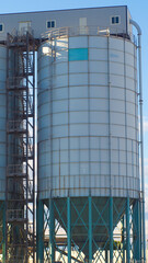 Vue rapprochée d'un gros silo de stockage, dans une zone portuaire, à Port-La-Nouvelle