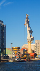 Zone industrielle portuaire, à Port-La-Nouvelle.  De nombreux engins de chantier circulent, tandis...