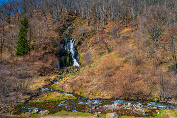 Fototapeta na wymiar cascade dans la vallée de Chaudefour en Auvergne