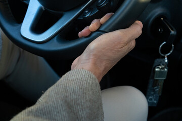 Frauenhand am Steuer