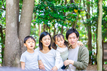 森で自然観察をするファミリー