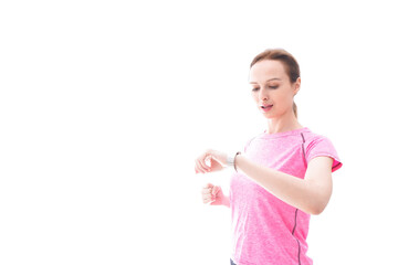 スマートウォッチを確認するスポーツウェアを着た若い女性