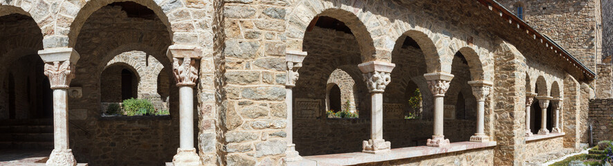 Fototapeta na wymiar Panorama du cloitre de l'abbaye de St martin du Canigou