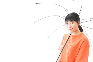 ビニール傘を指す若い女性