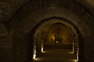 crypte et croix de l'abbaye de St martin du Canigou