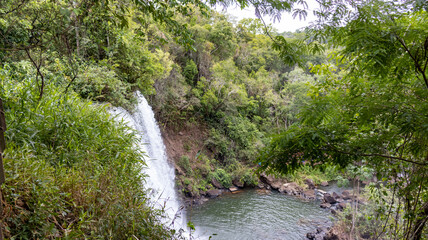 Cachoeira vista de cima, com queda d"água em um poço.