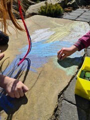 dzieci malujące kredą po alfalcie