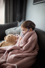 chore dziecko pod kocem robi inhalacje