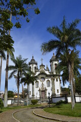 Fototapeta na wymiar Igreja de São João del Rei com coqueiros e praça na frente