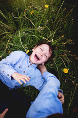 wielka dziecięca radość, chłopiec na trawie