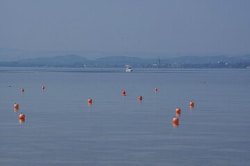 Rote Bojen auf dem Bodensee