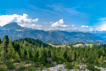 Fototapeta na wymiar Overlooking the Puez-Geisler nature park mountains in the Dolomites