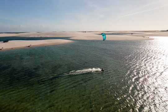 Kite surf no para&iacute;so dos Len&ccedil;&oacute;is Maranhenses, Santo Amaro, Maranh&atilde;o, Brasil - Brazil.