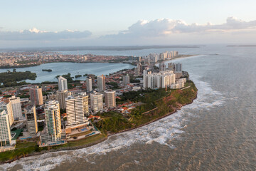 Visão aérea da Ponta D'areia em São Luís, Maranhão - Brasil. Foto com Drone da cidade. - obrazy, fototapety, plakaty