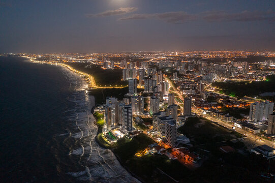 Foto a&eacute;rea noturna da cidade de S&atilde;o Lu&iacute;s, Maranh&atilde;o - Brasil. Lagoa da Jansen e Litor&acirc;nea.